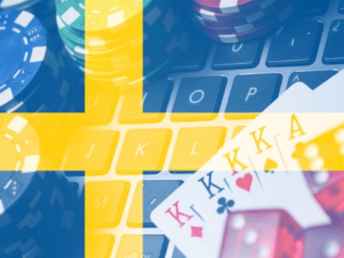 Svensk flagga i bakgrunden och tangentbord, spelmarker, spelkort och tärningar i förgrunden